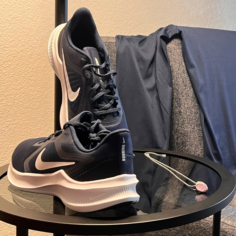 Awesome Nike Navy Blue & White Performance Running Sneakers 🤩 - Picture 5 of 10